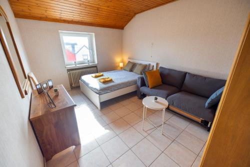 卢森堡Good connection city apartment的客厅配有沙发和1张床