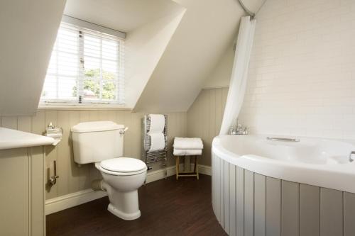 克兰布鲁克克兰布鲁克乔治酒店的白色的浴室设有卫生间和水槽。