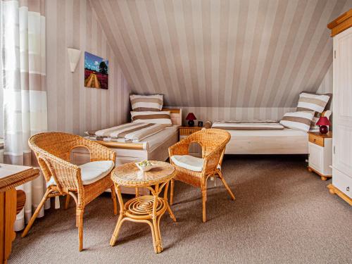 索尔陶Walther的一间设有两张床和一张桌子及椅子的房间