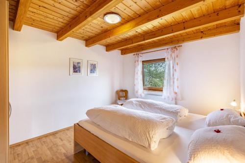 巴特乌拉赫卡特琳度假屋的一间卧室设有两张床和窗户。