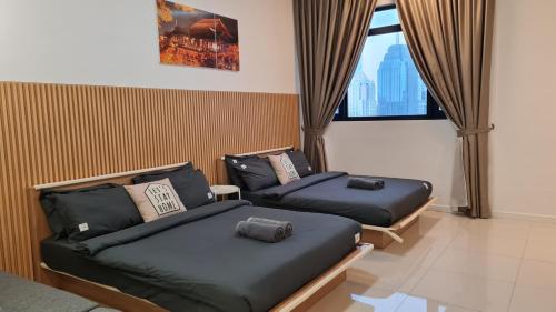 吉隆坡Chambers Suites KLCC by Moonlight的带窗户的客房内的两张床
