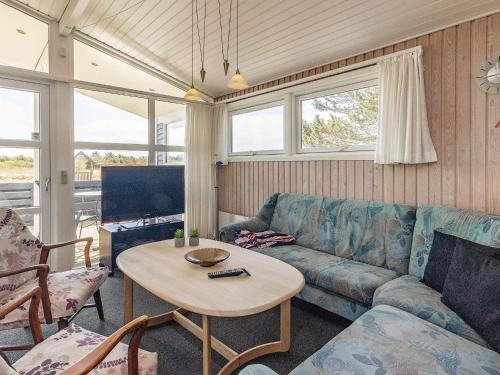 瓦伊厄斯斯特兰德6 person holiday home in Vejers Strand的客厅配有沙发和桌子