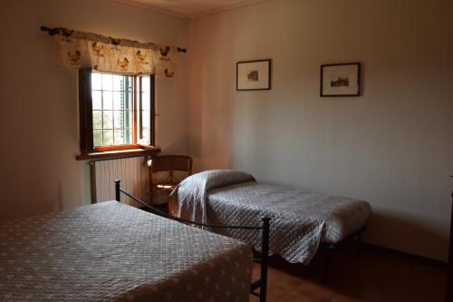 博尔格阿布贾诺Da Poldino的一间卧室设有两张床和窗户。