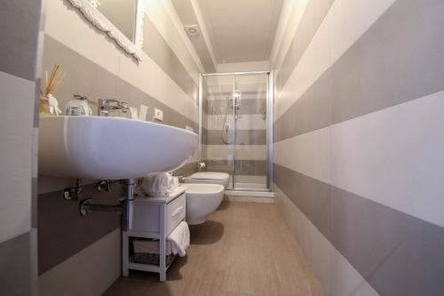 皮耶韦城La Tenenza B&B的一间带水槽和卫生间的浴室