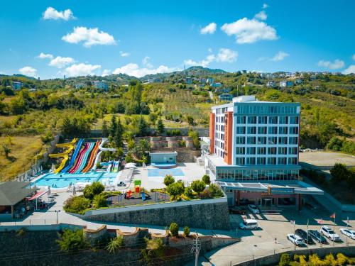 特拉布宗提莉亚度假酒店的享有酒店和游泳池的空中景致