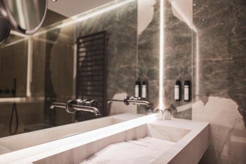圣洛伦佐-迪塞巴托雷纳尔霍夫活跃/spa/平衡酒店的浴室配有盥洗盆和浴缸。