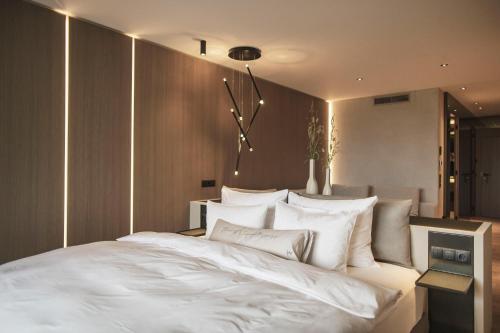 圣洛伦佐-迪塞巴托雷纳尔霍夫活跃/spa/平衡酒店的卧室配有白色大床和白色枕头