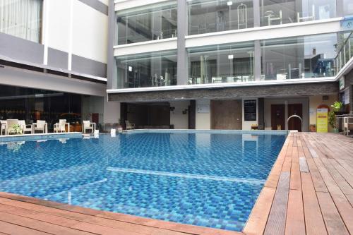 巴淡岛中心巴淡岛中心萨希德会议酒店的大楼中央的大型游泳池