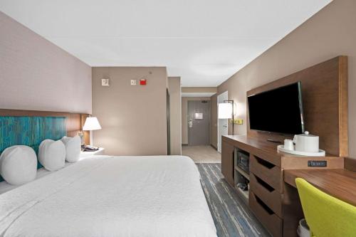 韦斯特莱克汉普顿克利夫兰西湖精品酒店 的一间酒店客房,配有一张大床和一台平面电视