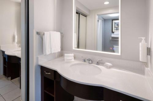 罗切斯特纽约州罗彻斯特/希腊希尔顿惠庭套房酒店的白色的浴室设有水槽和镜子