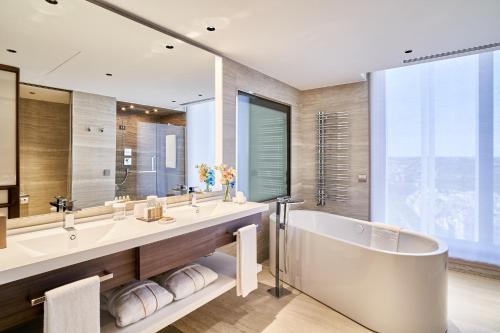 马德里VP Plaza España Design的一间带大浴缸和大窗户的浴室