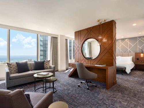 芝加哥Swissotel Chicago的酒店客房配有书桌、床和镜子