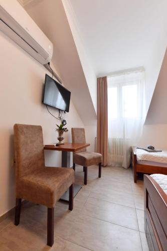 诺维萨德Prenoćište Dvorište的酒店客房配有书桌和床。