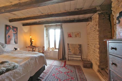 Laferté-sur-AmanceChateau d 'Impasse的一间卧室设有一张床和一个窗口