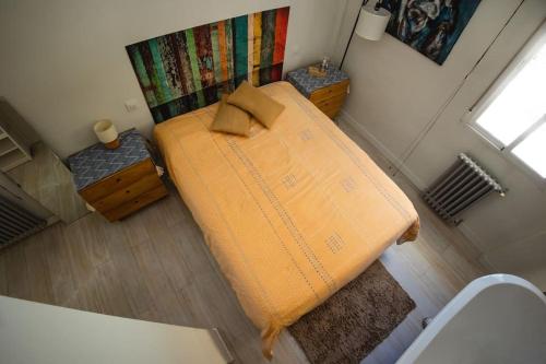 马德里Bonito apartamento con bañera en la habitacion的小型客房的一张床铺享有高空景致