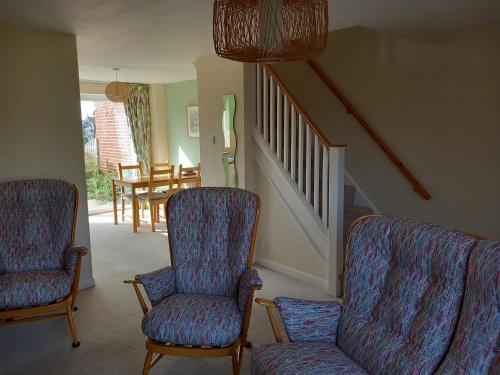 拉斯廷顿Seair的一间带两把椅子和楼梯的客厅