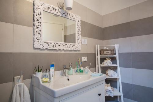皮耶韦城La Tenenza B&B的一间带水槽和镜子的浴室