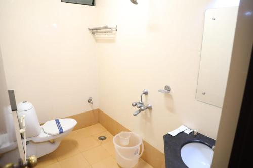 塞勒姆Hotel Shrie Shaanth的一间带卫生间和水槽的浴室