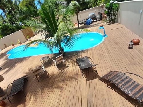 圣米格尔-杜戈斯托苏Casa Sol do Gostoso的甲板上带椅子和棕榈树的游泳池