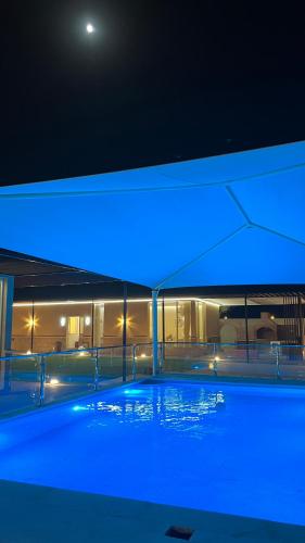 艾恩Marbella Resort的夜间游泳池,带蓝色照明