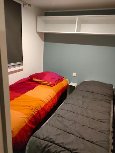 卡米尔斯Lieu de paix的一间卧室设有一张床和一个窗口