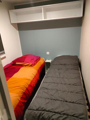 卡米尔斯Lieu de paix的小房间设有一张床和一张床,面积有2平方米