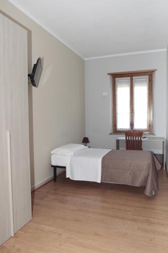 卡塞勒托瑞尼斯La Porta del Sole的白色的卧室设有床和窗户