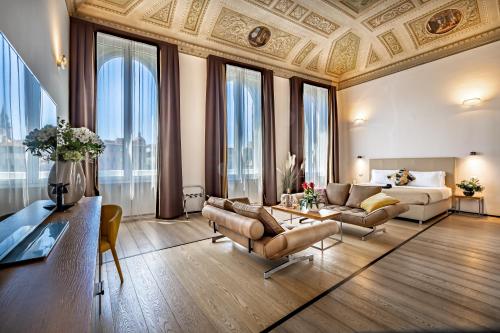 佛罗伦萨Palazzo Alfieri Residenza D'Epoca - Alfieri Collezione的一个带床和沙发的大客厅
