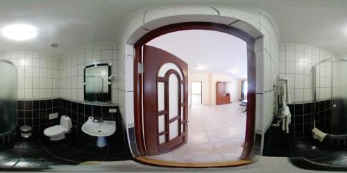 切尔尼戈夫Апартаменты Анна的一间带大镜子和盥洗盆的浴室