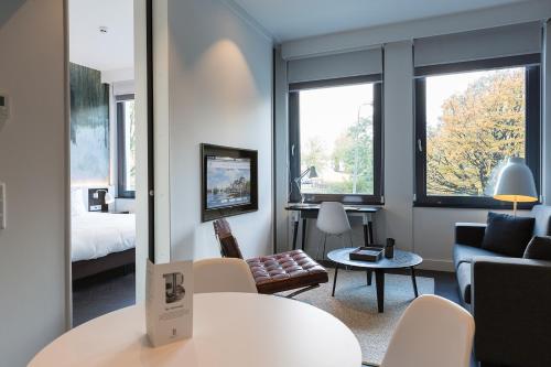 海牙肯尼迪B-公寓式酒店的一间带沙发和桌子的客厅