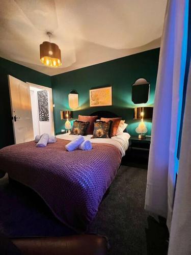 伍斯特Canalside Terrace-Boutique Stay Worcester City的一间卧室配有一张带紫色床单的大床