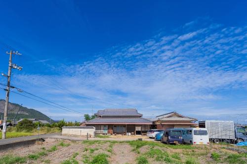 Zentsuji深山邸miyama-tei的建筑物前有车的房子