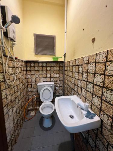 诗巫Permai’s Stay的一间带卫生间和水槽的浴室