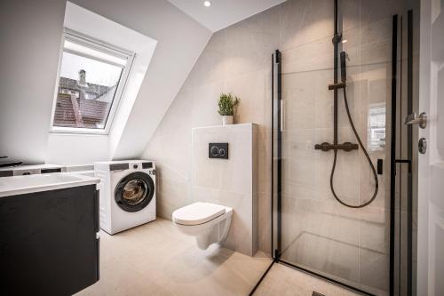 卑尔根Corner Apartments的一间带卫生间和洗衣机的浴室