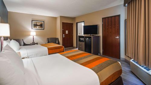 亚松森Hilton Garden Inn Asuncion Aviadores Del Chaco的酒店客房设有两张床和电视。
