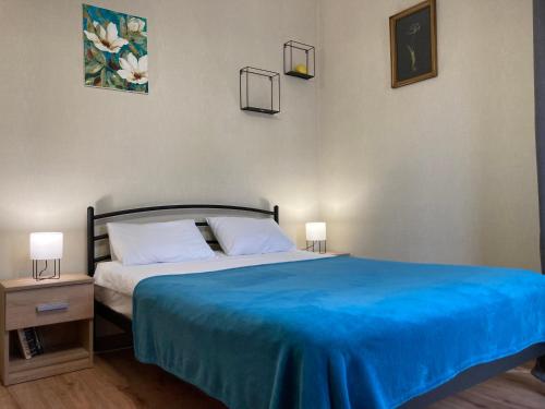利沃夫Власне Паркомісце! Апартаменти у новобудові, Городоцька street的一间卧室配有一张带蓝色毯子的床