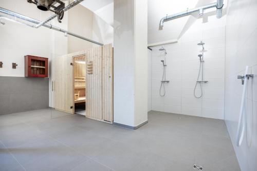维斯马Krusespeicher Krusespeicher 6-75的浴室拥有白色的墙壁和淋浴间。