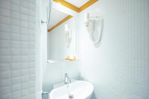 勒拉旺杜加州酒店的白色的浴室设有水槽和卫生间。