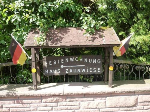 GrasellenbachHaus Zaunwiese的挂在栅栏上的标志