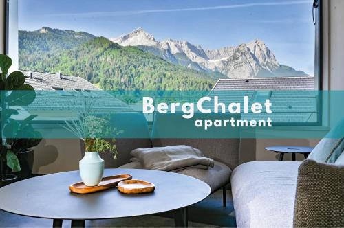 加尔米施-帕滕基兴BergChalet的客房设有桌子和山景窗户。