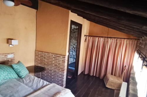 比努埃萨Casa Rural con encanto en plena Reserva de Urbión.的客厅设有床和窗户