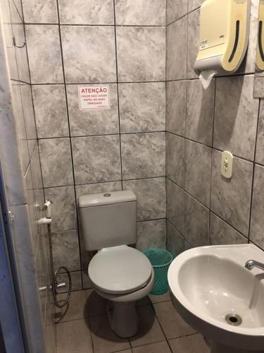 尤西德福拉New York的一间带卫生间和水槽的小浴室