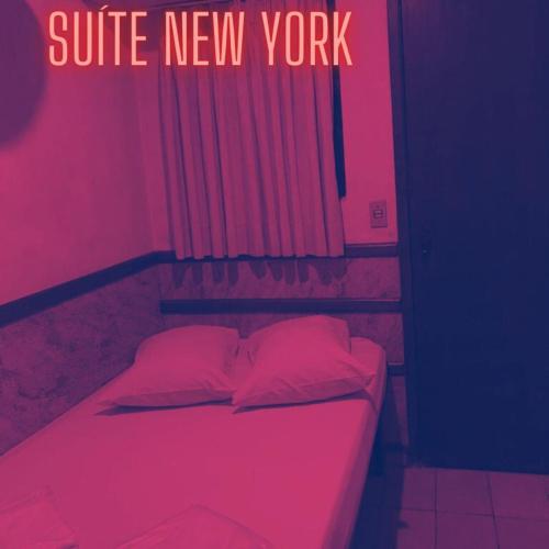尤西德福拉New York的一张床位,房间设有粉红色的灯光和标志