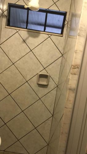 尤西德福拉New York的浴室铺有瓷砖地板,设有窗户。