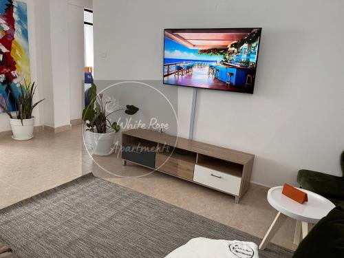 MeruWhiteRose Apartments的客厅设有壁挂式平面电视。