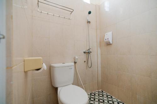 库塔旁东克安娅尔酒店的一间带卫生间和淋浴的浴室