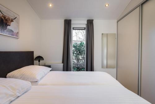 奥斯楚特Vakantiepark Latour的一间卧室设有两张床和窗户。