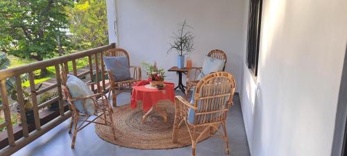 勒莫尔尼Résidence au bout du Morne的阳台的门廊配有桌椅