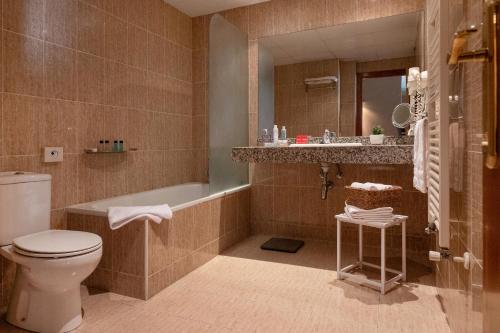 卡尼略圣伯纳特公寓的浴室配有卫生间、浴缸和水槽。