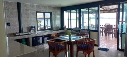 高兰Tonmai Aquablue的厨房以及带桌椅的用餐室。